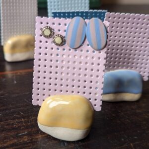 Range clous d'oreille ou pins